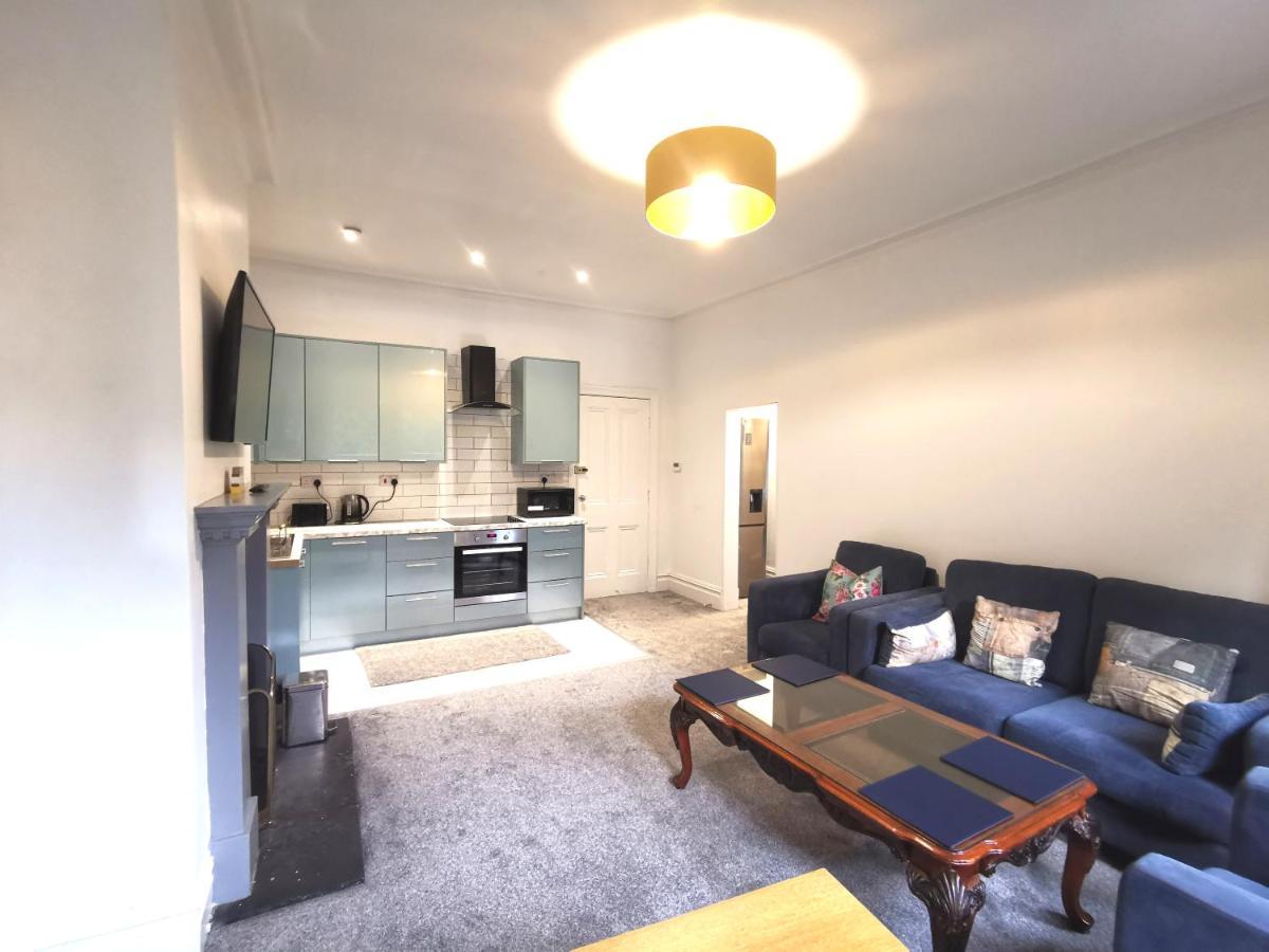 Flat-B, 4 Adults, 20 Mins To Beach, Netflix, Wifi, Sleeps 4 Adults Bournemouth Exteriér fotografie