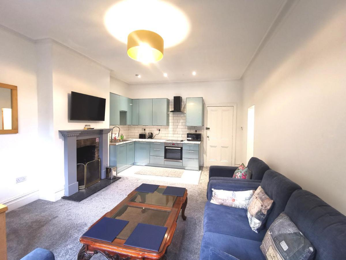 Flat-B, 4 Adults, 20 Mins To Beach, Netflix, Wifi, Sleeps 4 Adults Bournemouth Exteriér fotografie