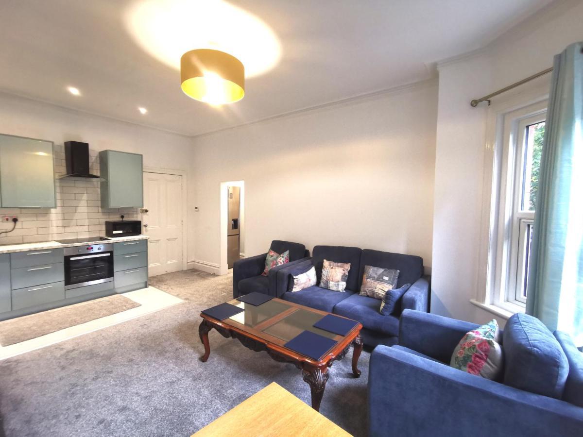 Flat-B, 4 Adults, 20 Mins To Beach, Netflix, Wifi, Sleeps 4 Adults Bournemouth Exteriér fotografie