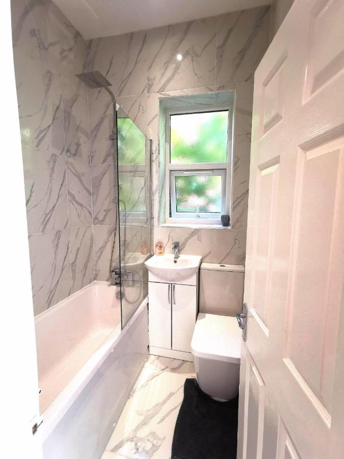 Flat-B, 4 Adults, 20 Mins To Beach, Netflix, Wifi, Sleeps 4 Adults Bournemouth Exteriér fotografie