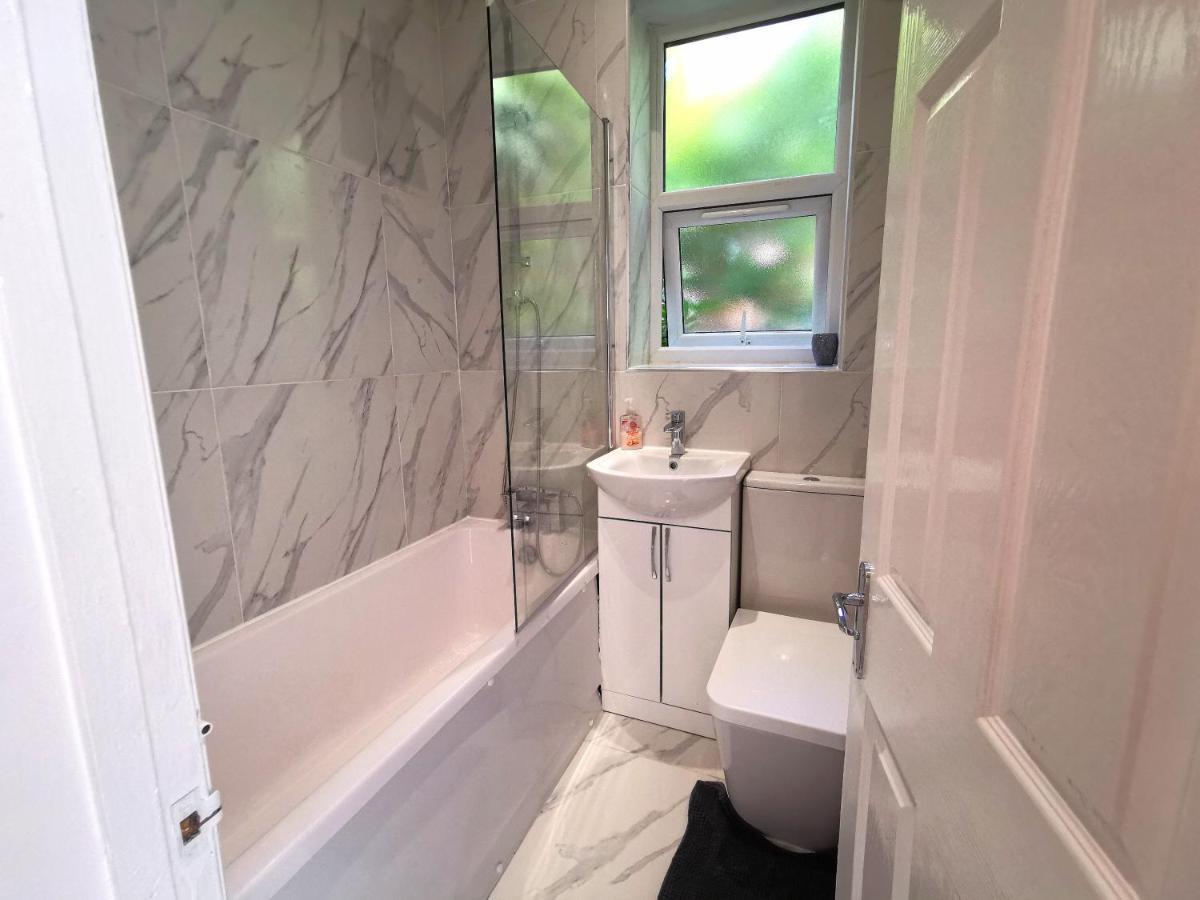 Flat-B, 4 Adults, 20 Mins To Beach, Netflix, Wifi, Sleeps 4 Adults Bournemouth Exteriér fotografie