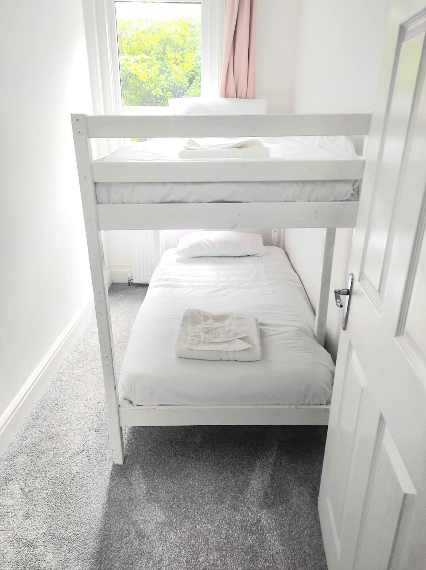 Flat-B, 4 Adults, 20 Mins To Beach, Netflix, Wifi, Sleeps 4 Adults Bournemouth Exteriér fotografie